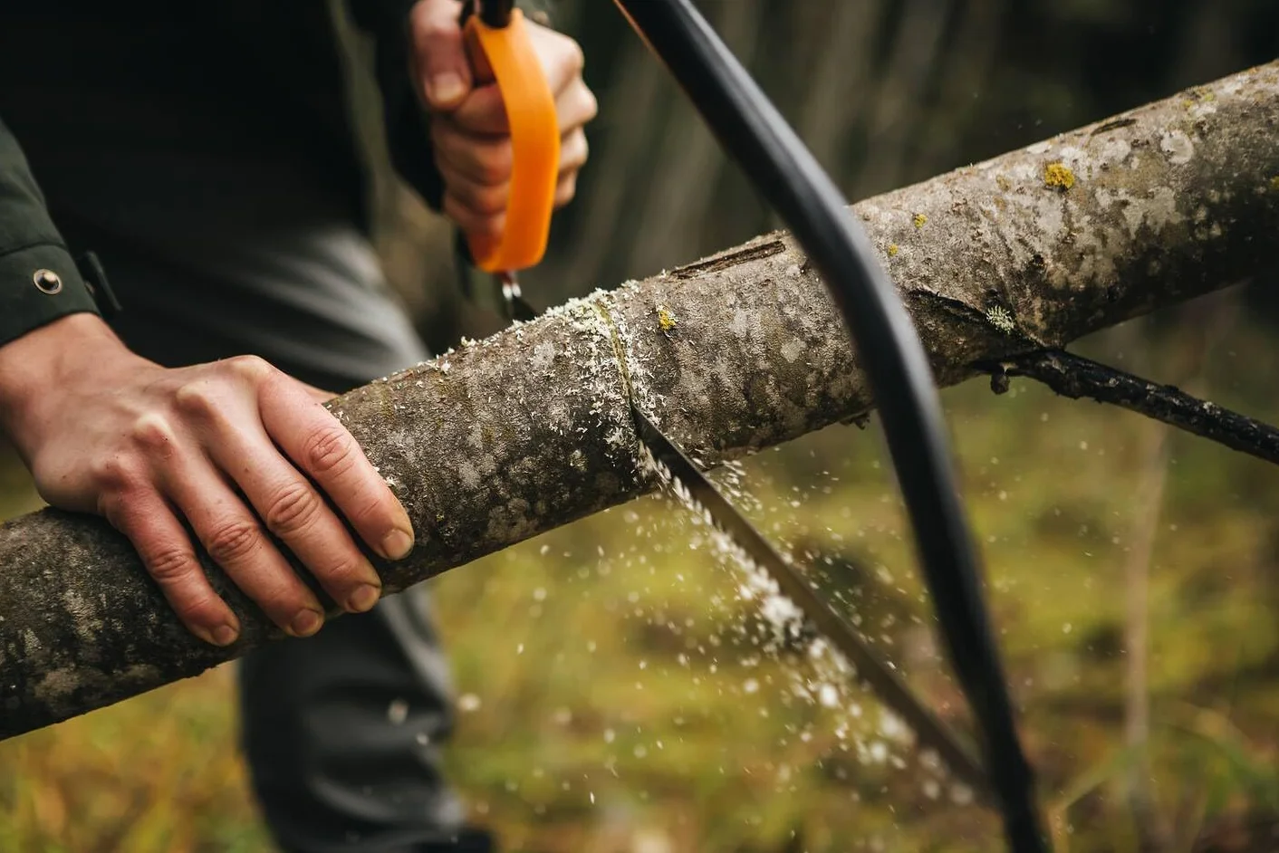 Fiskars Sierra de arco para madera verde, Cuchilla fija, 70 cm, Acero, Negro/Naranja, SW31