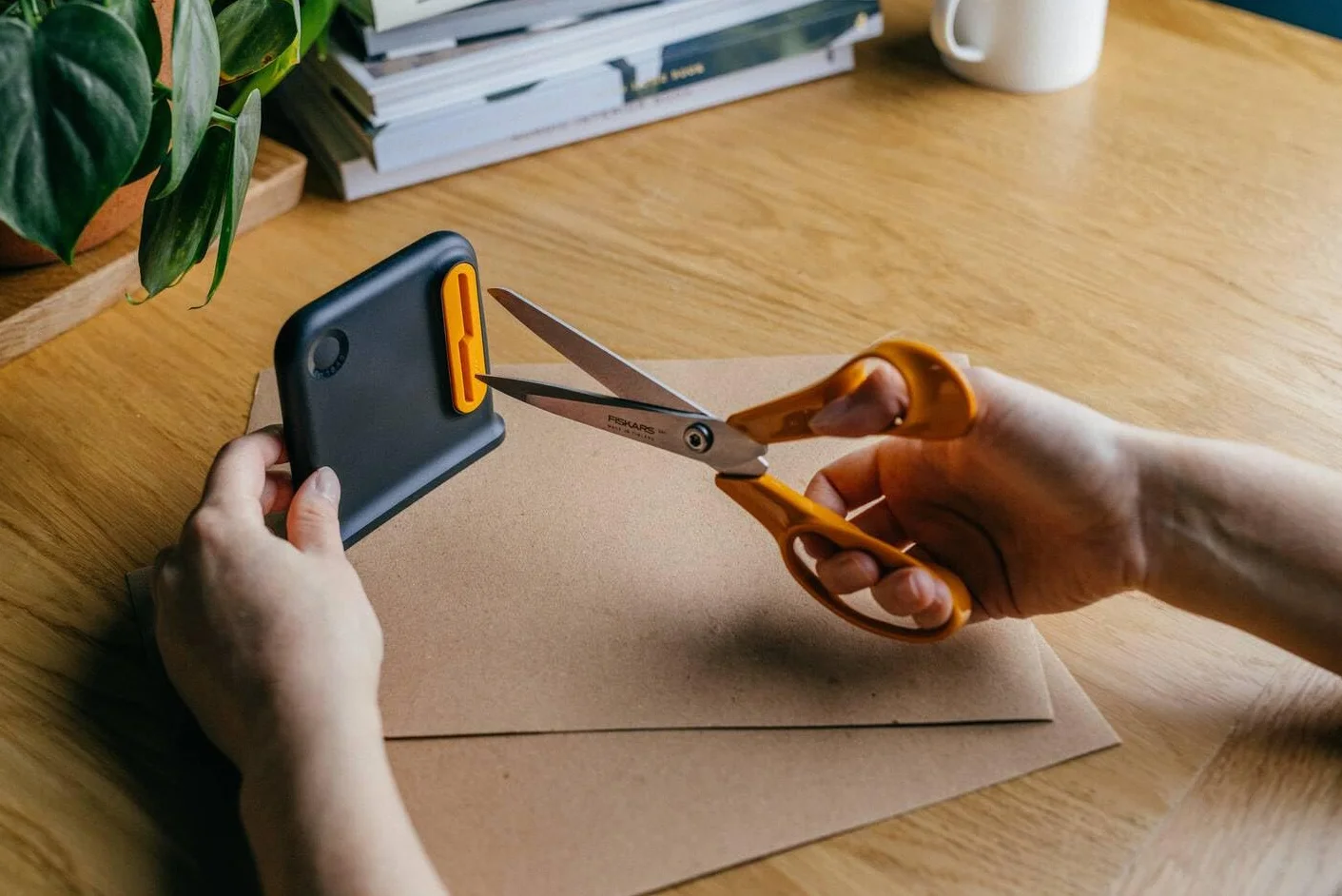 Fiskars Afilador de Tijeras, Idóneo Para Tijeras Multiusos Para Diestros, Diseño Ergonómico, Mínimo 55% de Material Reciclado, Carcasa de ABS Reciclado al 80%, Negro/Naranja, 1081129