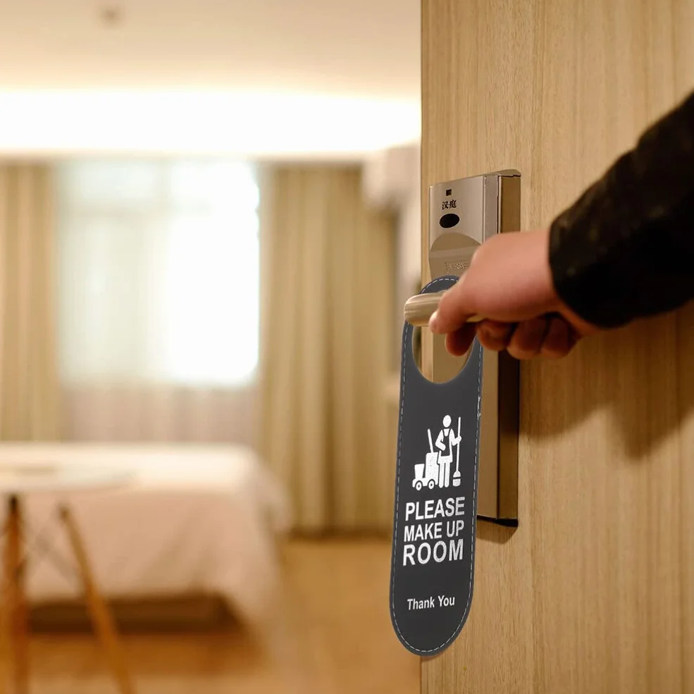 Ciieeo Letrero De Puerta Doble Cara No Molestar Y Por Favor Limpie Para Hotel Hecho De Piel Durable Tamaño 9.4X3.1 Pulgadas Ideal Para Habitaciones Bares Y Cafeterías