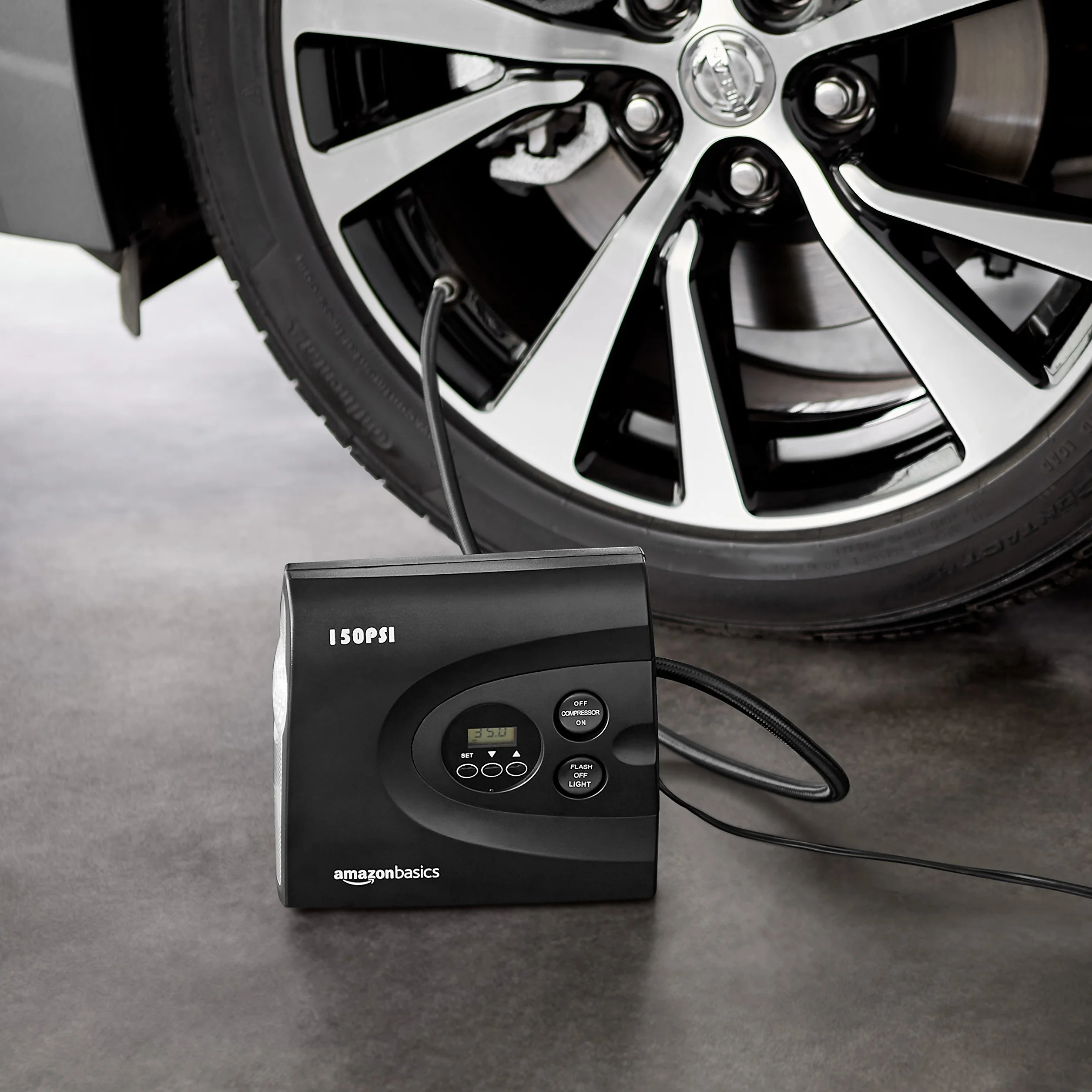 Amazon Basics Compresor de aire portátil compacto, inflador de neumáticos, apagado automático con luz LED, CC 12 V, 150 PSI, color negro