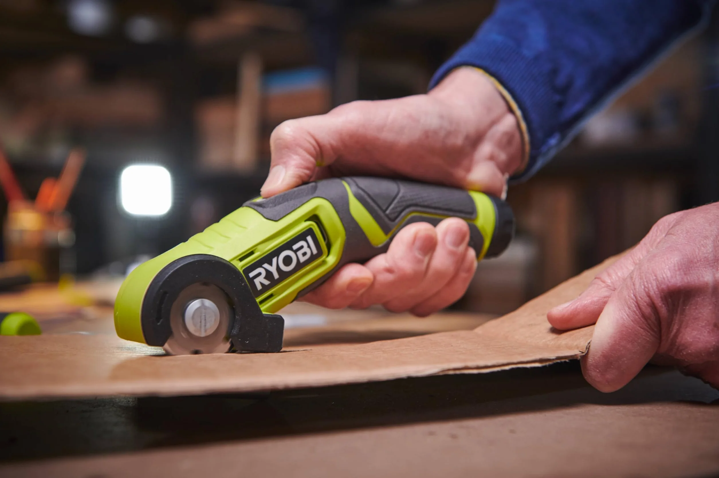 RYOBI - Herrammienta de Corte 4V USB Lithium - Ø38 mm, Velocidad 200 rpm- para Cuero, Plástico, Fieltro, Cartón - Compacto y Liviano - Incluye Batería Extraíble y Cable USB-C para Cargar - RCT4-120G