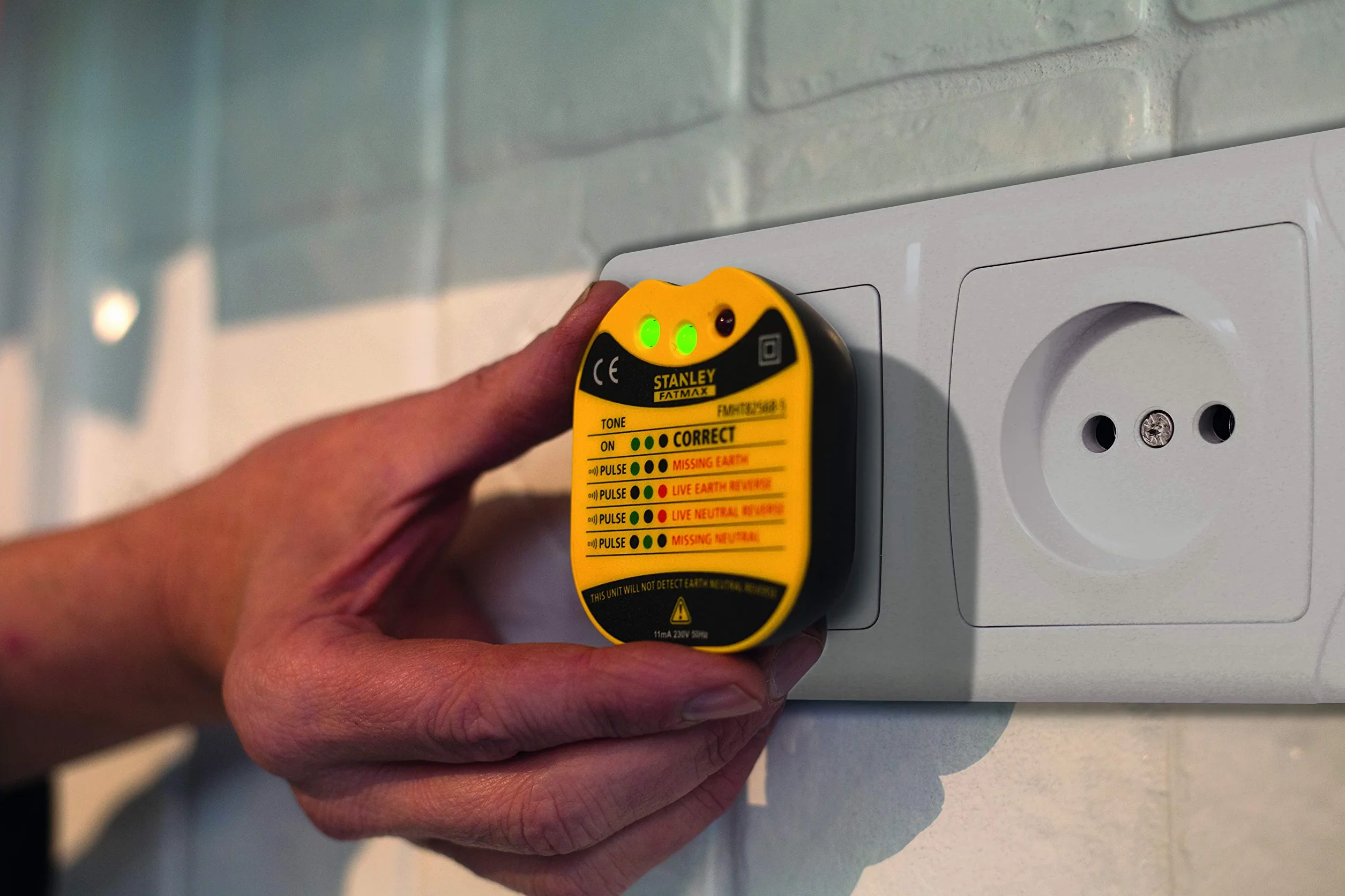 STANLEY Probador de Toma de Pared FatMax 230V con LED Indicador de Fallos Eléctricos CAT II FMHT82569-6
