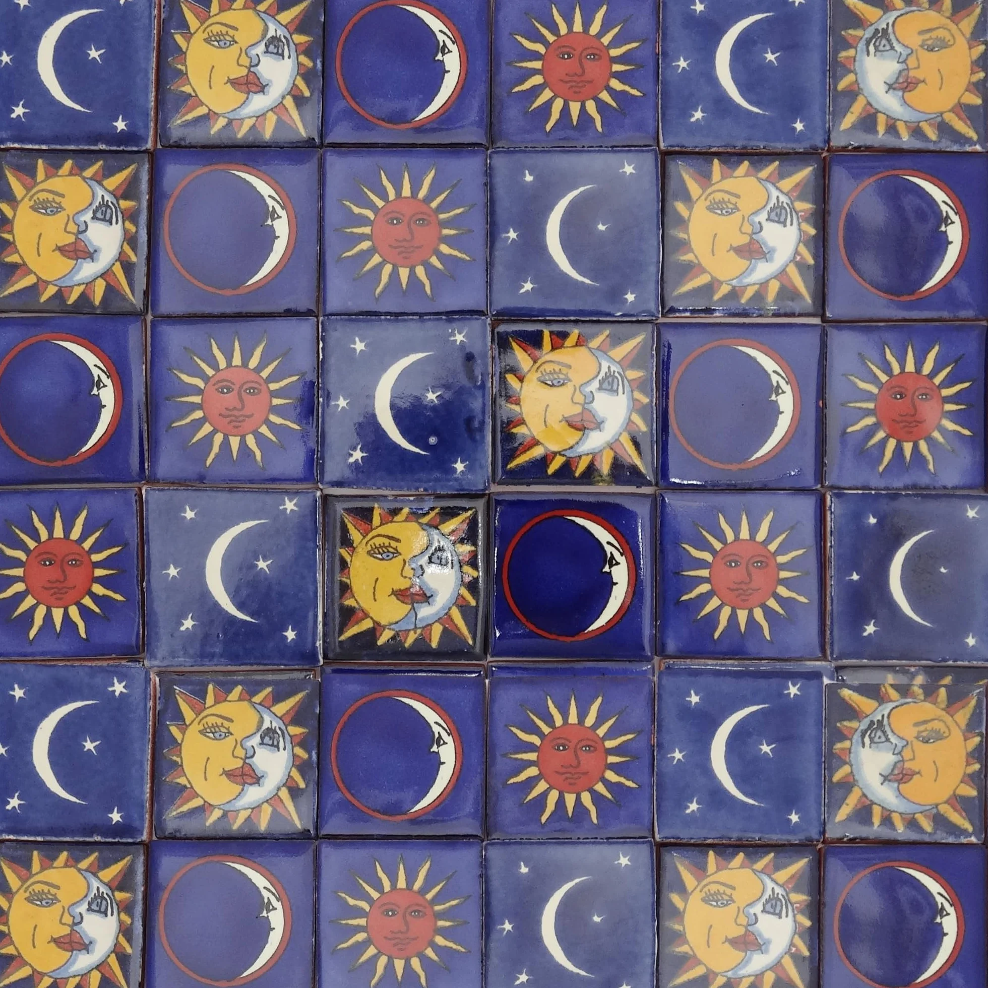 Pack de 50 Azulejos Mexicanos Artesanales de Talavera de 5cm: Sol y Luna