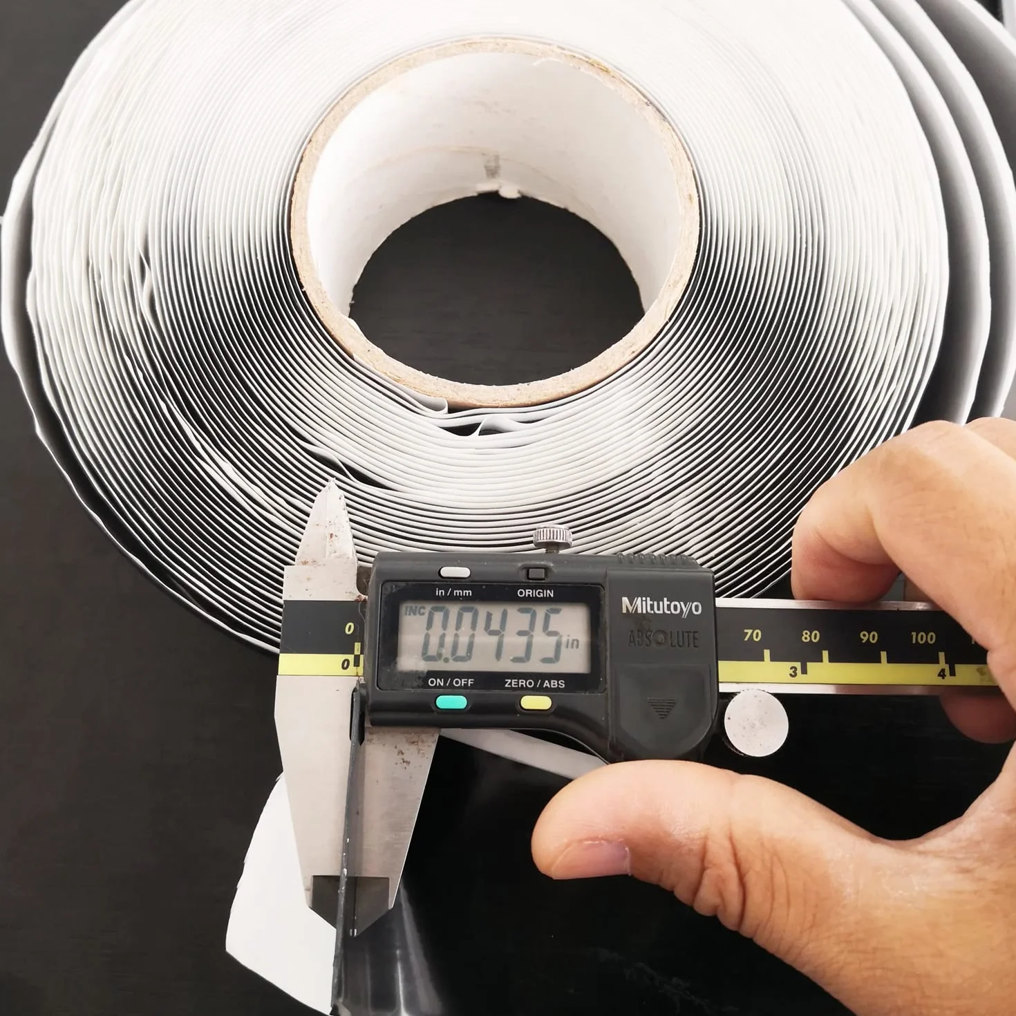 LLPT Cinta de Adhesivas Butilo 51mm x 15m Negro | Cinta Adhesiva Fuerte Extra Gruesa Cinta Autosellante Resistente al Agua para Cubiertas de Madera Costuras