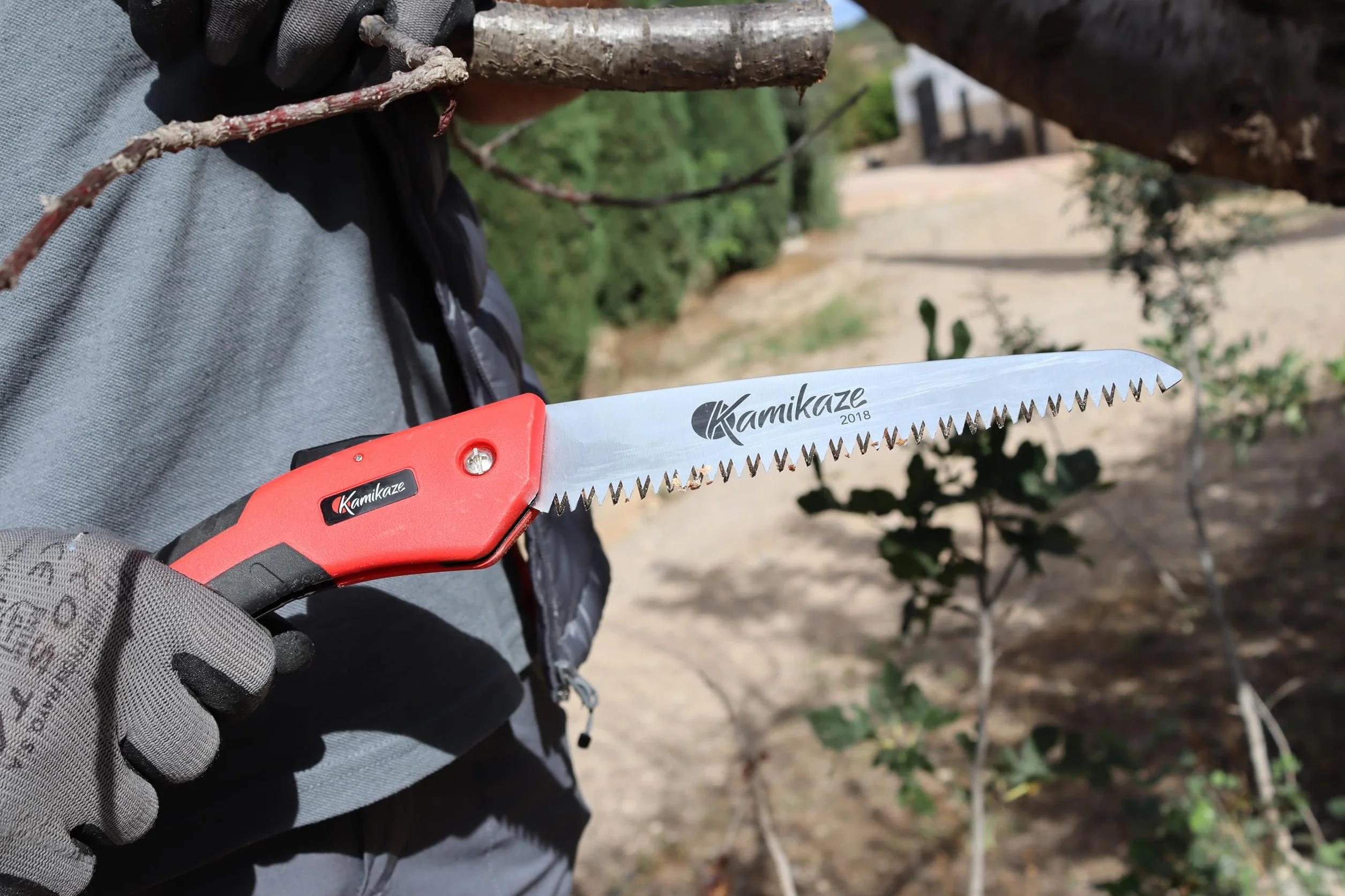 KAMIKAZE Serrucho de Poda Plegable C-180H, Sierra Curva de 180 mm con Dentado Japonés, Serrucho para Madera con Hoja de Acero SK-4 Rico en Carbono, Herramienta de Jardinería Profesional
