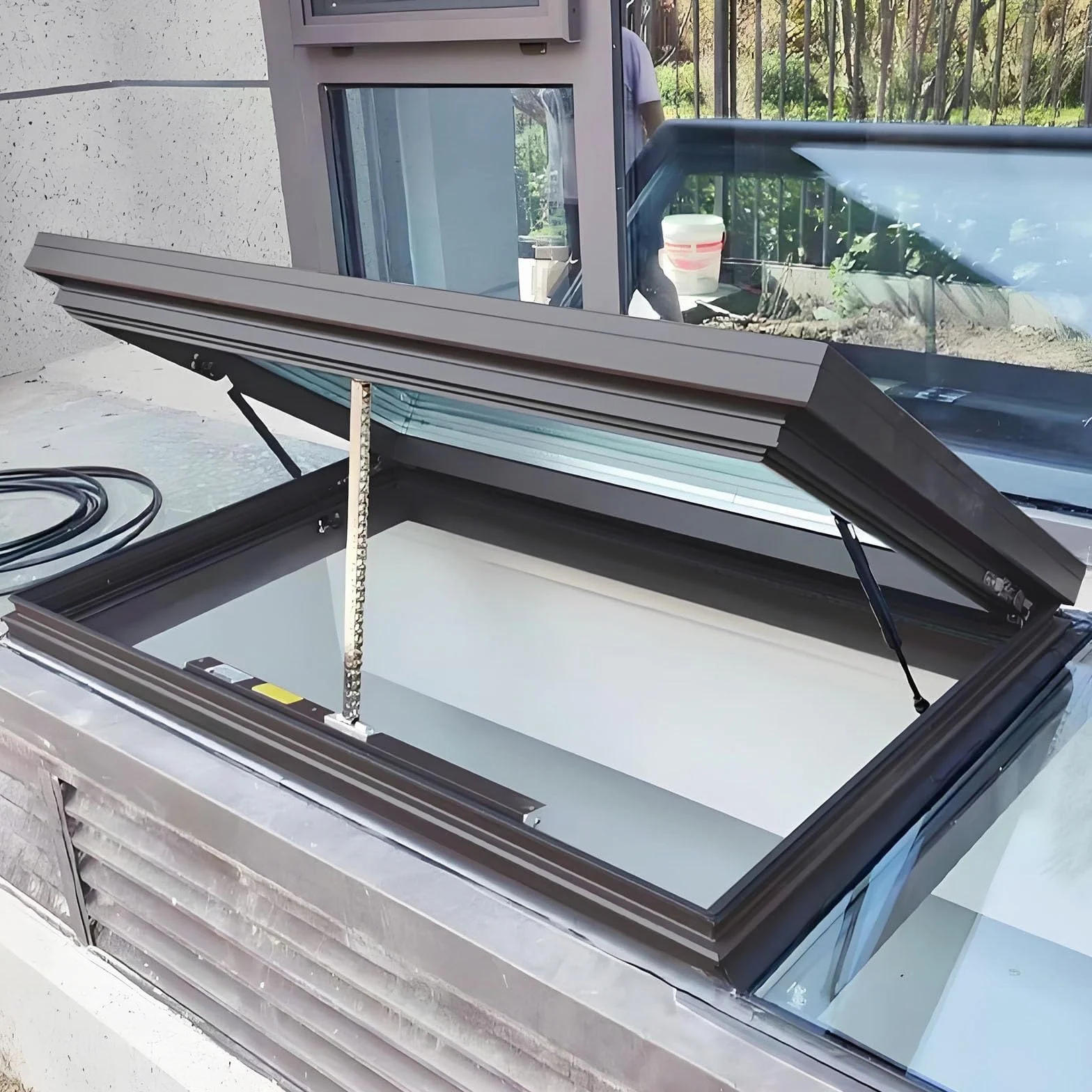 Ventana de tejado personalizable con apertura eléctrica, vidrio templado de doble capa, elevación a gas, control remoto y sensor de lluvia, para invernaderos, sótanos, áticos(Gray,LxW 60x70cm/23.6x27.