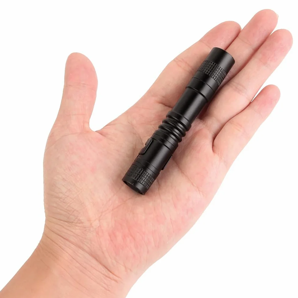 Paquete de 5 mini linternas pequeñas LED potentes de alto lúmenes tácticos con clip, linterna compacta de bolsillo portátil delgada para inspección de emergencia, batería AAA, resistente al