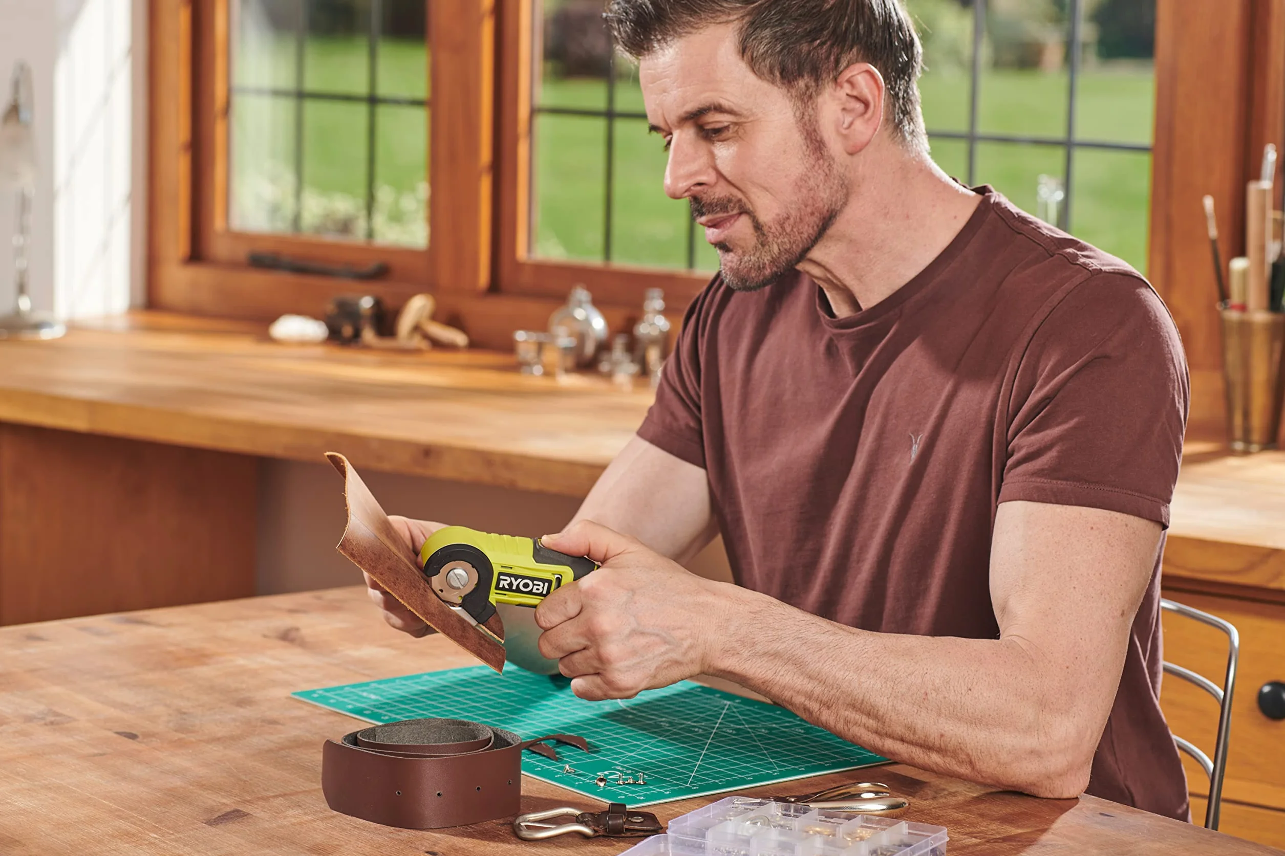 RYOBI - Herrammienta de Corte 4V USB Lithium - Ø38 mm, Velocidad 200 rpm- para Cuero, Plástico, Fieltro, Cartón - Compacto y Liviano - Incluye Batería Extraíble y Cable USB-C para Cargar - RCT4-120G