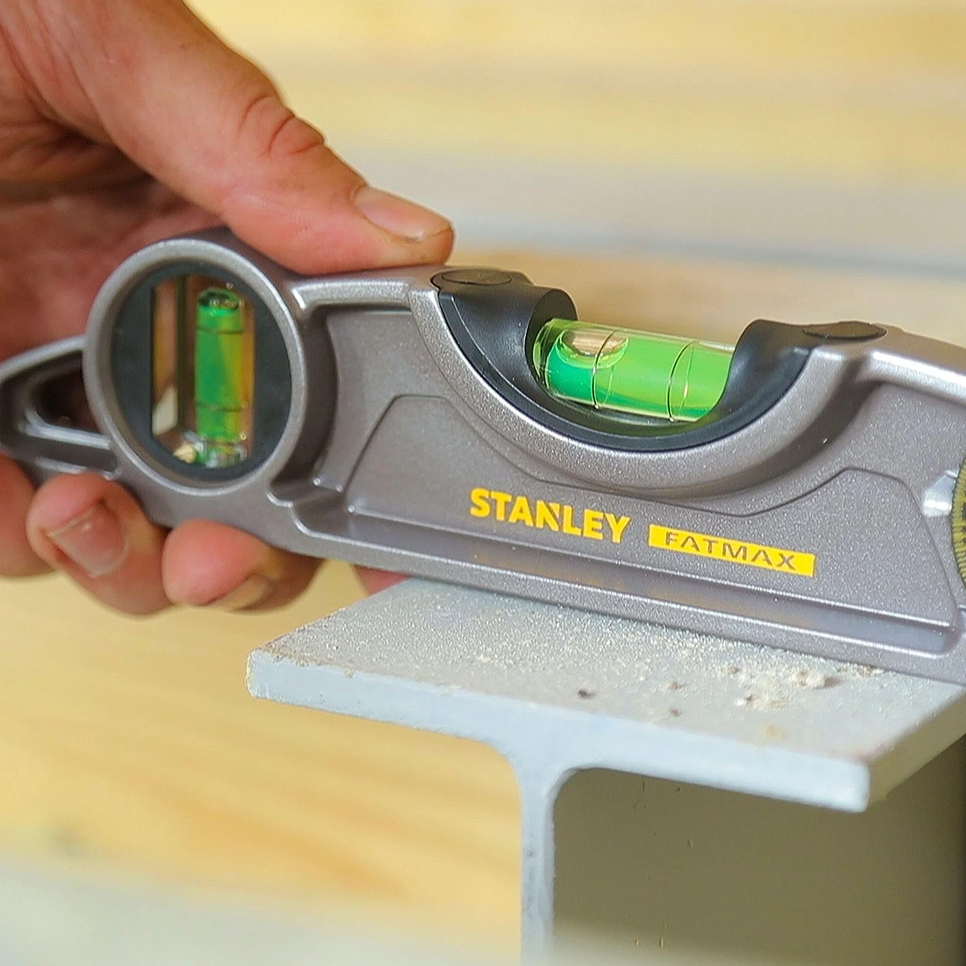 STANLEY FATMAX Nivel Torpedo FatMax ProTM de 25cm con Base Magnética, Construcción en Aluminio, Ligero y Preciso para Mediciones en el Trabajo y en Casa, 0-43-609