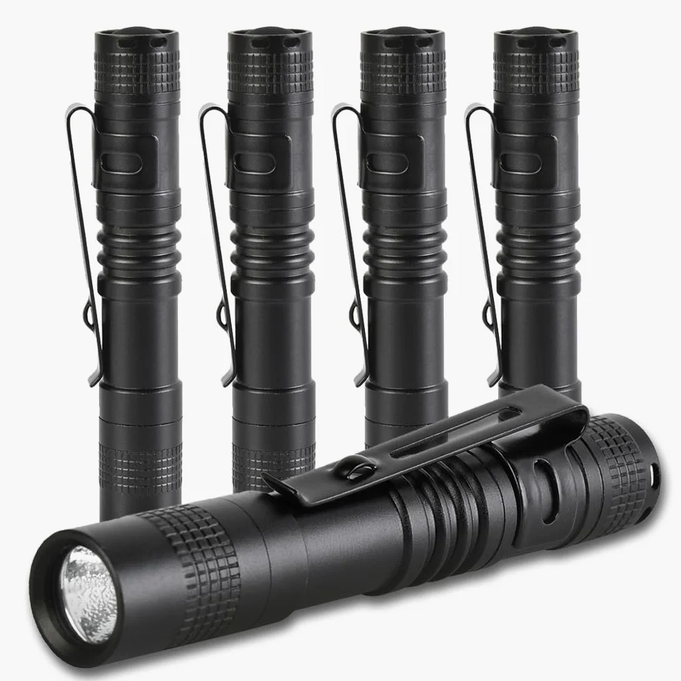 Paquete de 5 mini linternas pequeñas LED potentes de alto lúmenes tácticos con clip, linterna compacta de bolsillo portátil delgada para inspección de emergencia, batería AAA, resistente al