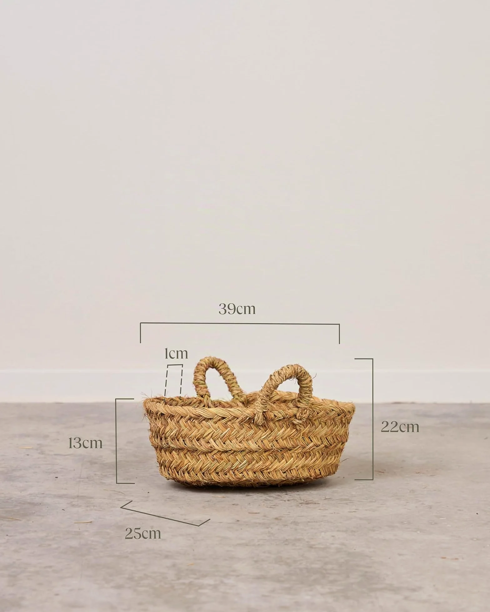Leñero Esparto con Asas - Cesto Ovalado para Leña y Decoración Rf. 7109-2 | Elaborado a mano con fibras naturales. Resistente, versátil e ideal para leña, mantas, revistas o decoración.