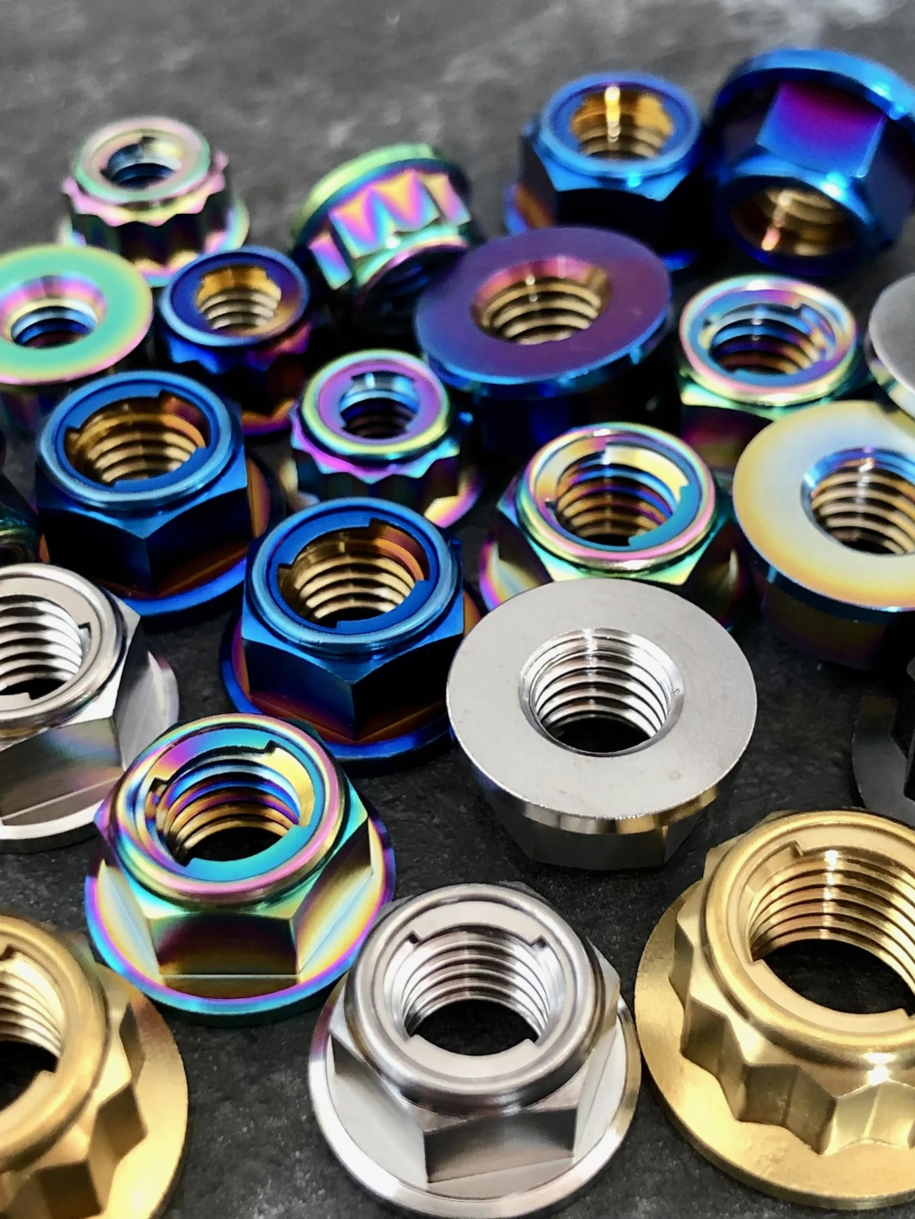 RISON-Titanium Tuerca de Brida de Titanio M5x0.8mm, Tuerca de Seguridad Hexagonal con Reborde, Tuerca de Bloqueo Contratuercas para Piñón/Rueda Dentada de Motocicleta, Bici, Paquete de 5