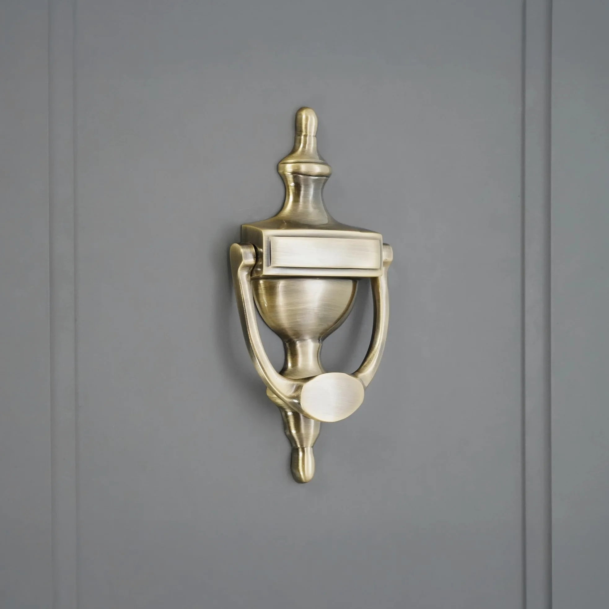 Infinity Decor Aldaba de puerta estilo victoriano de latón macizo de 6 pulgadas en acabado de latón antiguo, aldaba de mano de alta calidad para muebles de puerta delantera de entrada