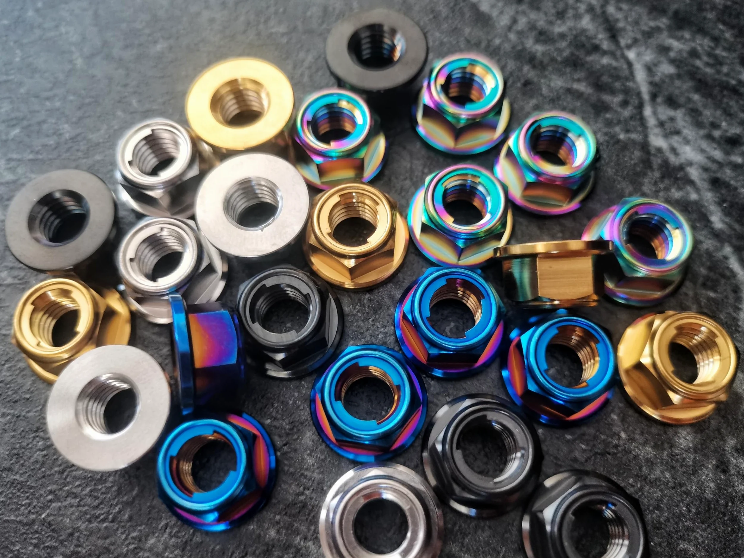 RISON-Titanium Tuerca de Brida de Titanio M5x0.8mm, Tuerca de Seguridad Hexagonal con Reborde, Tuerca de Bloqueo Contratuercas para Piñón/Rueda Dentada de Motocicleta, Bici, Paquete de 5