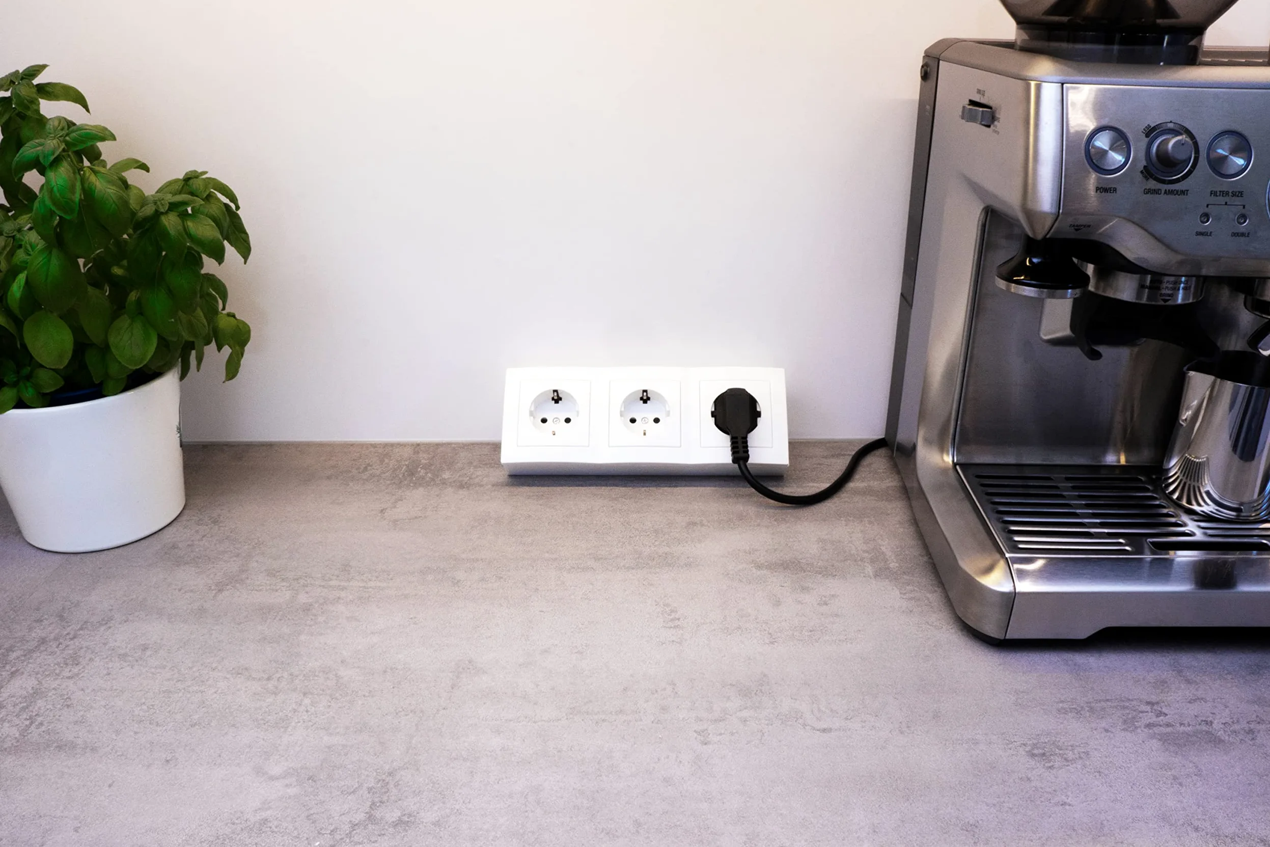 Bloque de bases de enchufe MC POWER | Flair | Bases de enchufe de 3 vías con contacto de puesta a tierra, cable de 15cm con terminal de lustre, 250V/ 16A, montaje en superficie, blanco mate