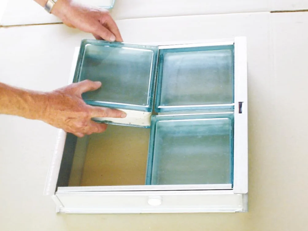 Ventana/Marco abatible y basculante para 1 bloque de vidrio de cm 19x19x8 | Unidad de venta 1 Ventana por 1 bloque de vidrio