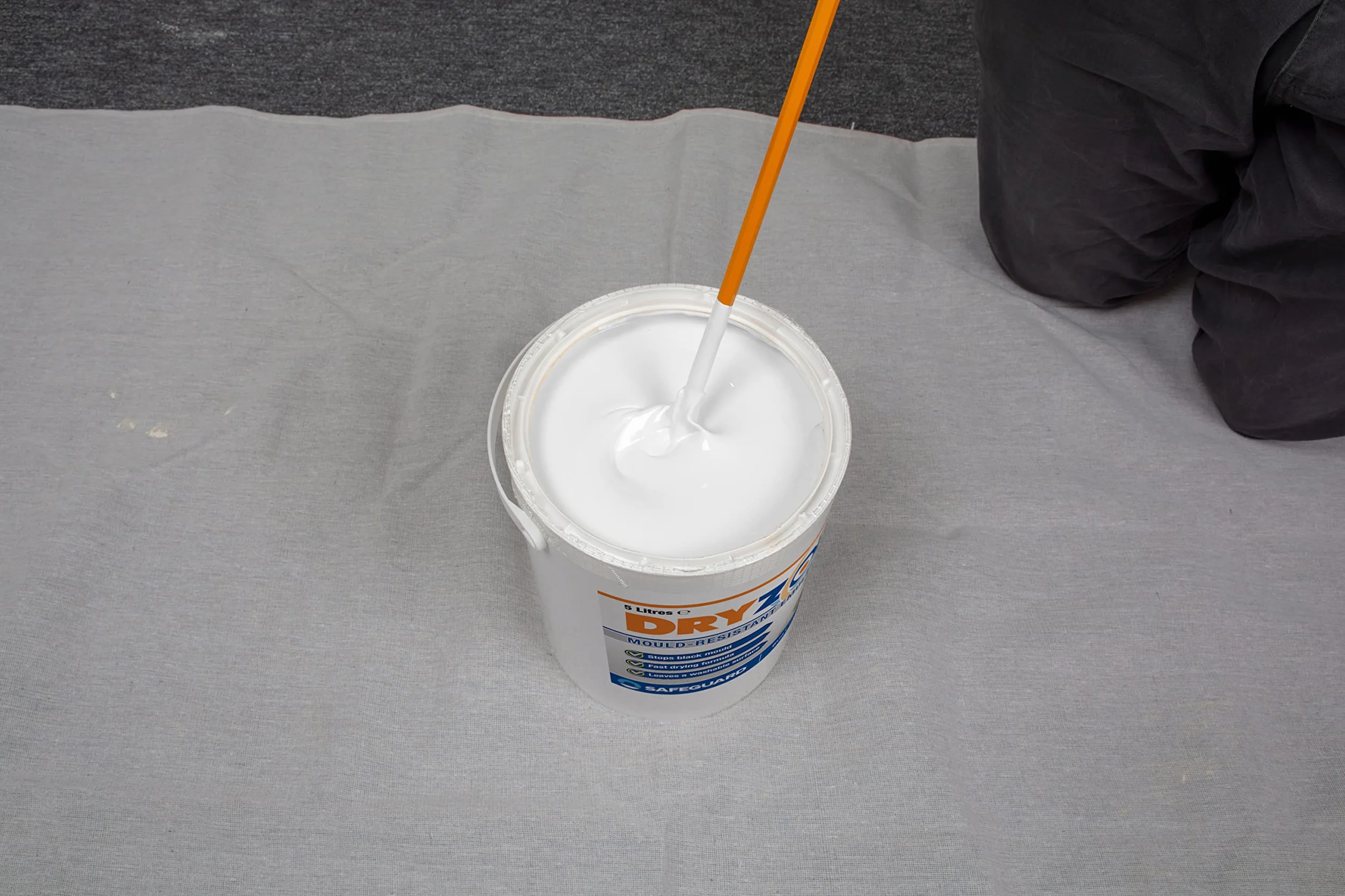 Dryzone Pintura Blanca Antimoho y Antihumedad para Interior – 1L – Para Pared y Techos – Protege en Contra del Moho Negro Durante 5 Años