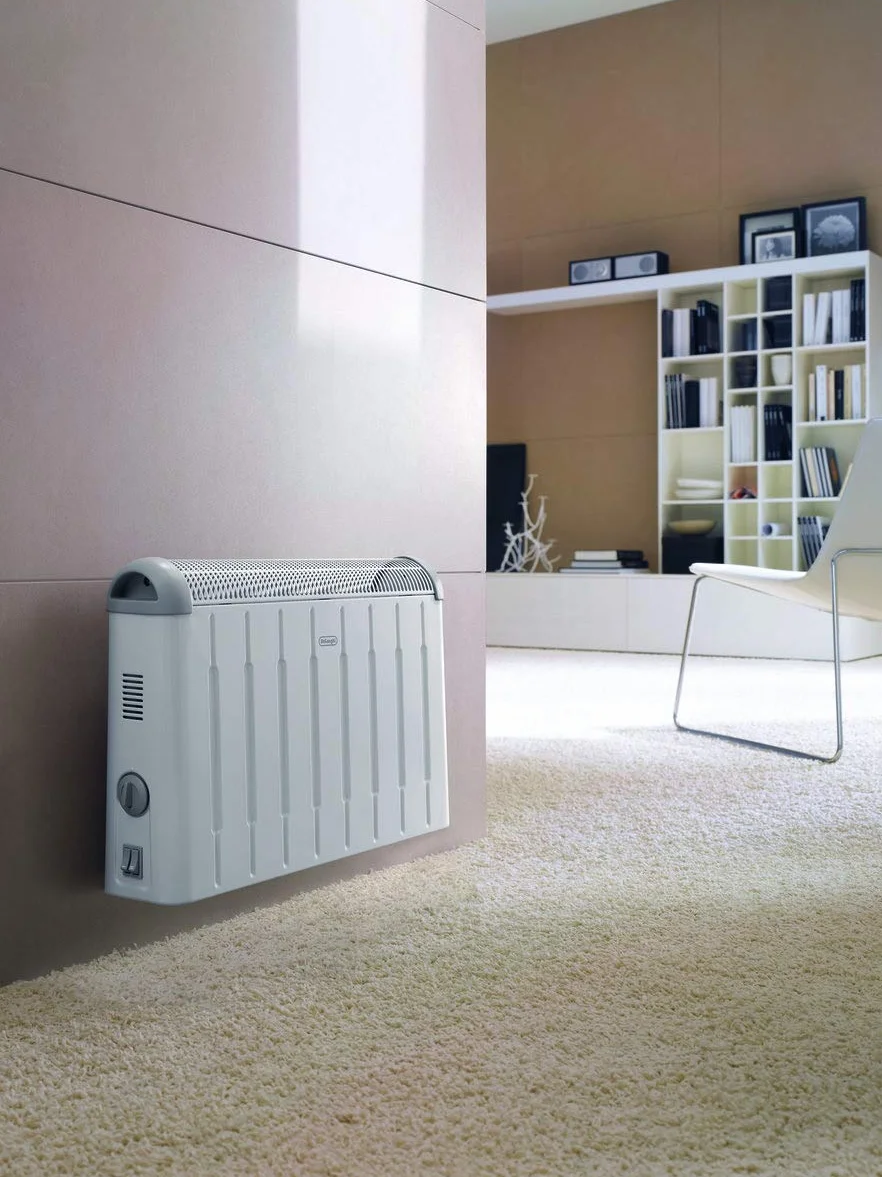 De'Longhi Convector Eléctrico – Calefactor Ligero para Estancias hasta 60 m³, Selector con 2 Niveles de Potencia, Asas, Calefacción Personalizada, Termostato de Seguridad, 2000W, Blanco/Gris (HCM2030)