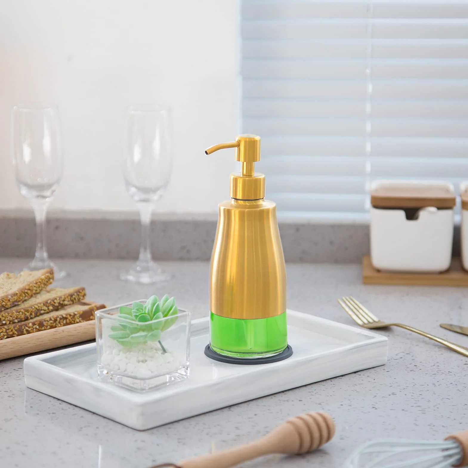 Gaussra Dispensador de jabón con posavasos y calcomanías, dispensador de bomba de mano de vidrio de acero inoxidable dorado cepillado, botella antioxidante, para botella de detergente de cocina y baño