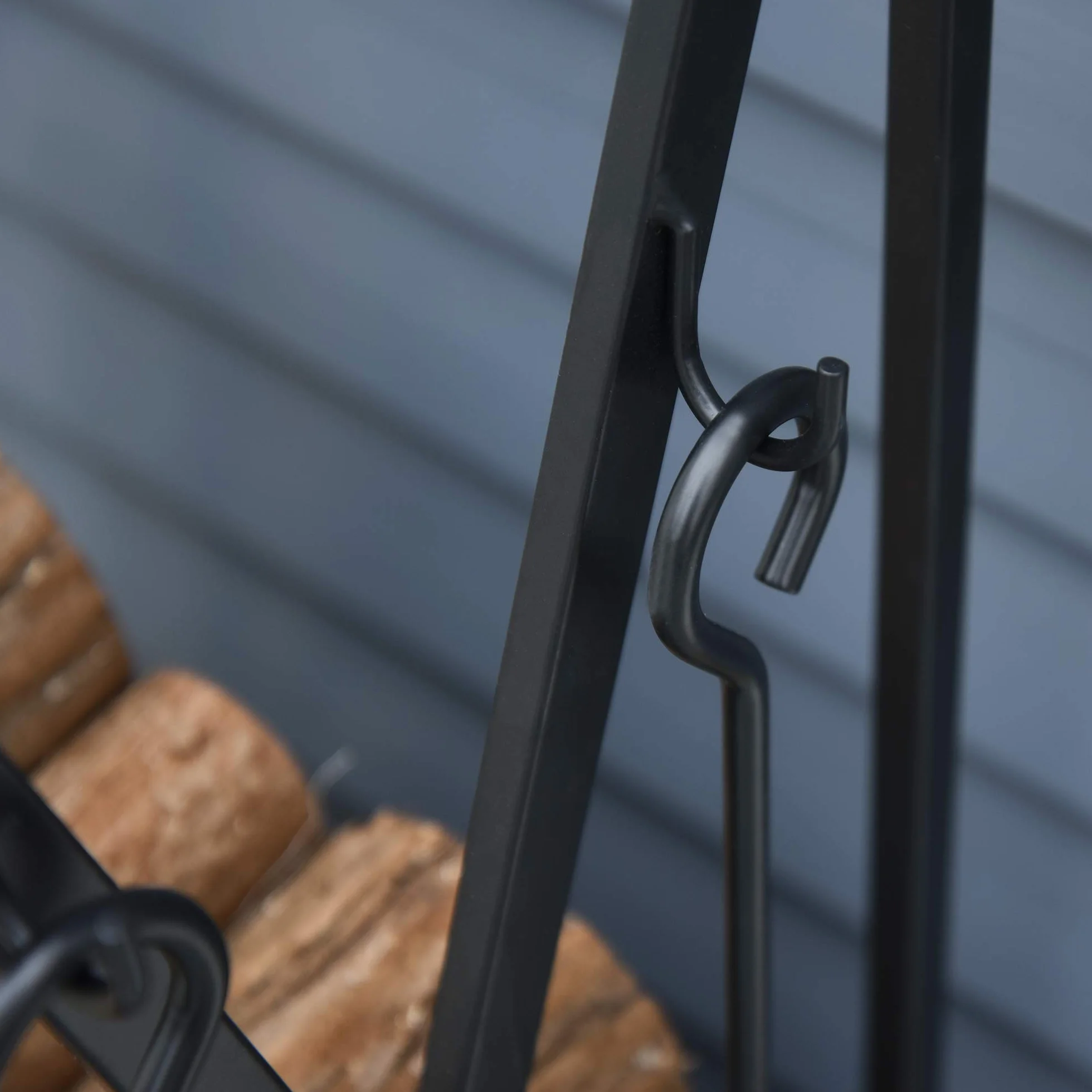 HOMCOM Estante de Leña para Chimenea Soporte para Leña con 4 Herramientas Incluidas Marco de Acero Estable Carga 100 kg para Exterior e Interior 46x30x76 cm Negro