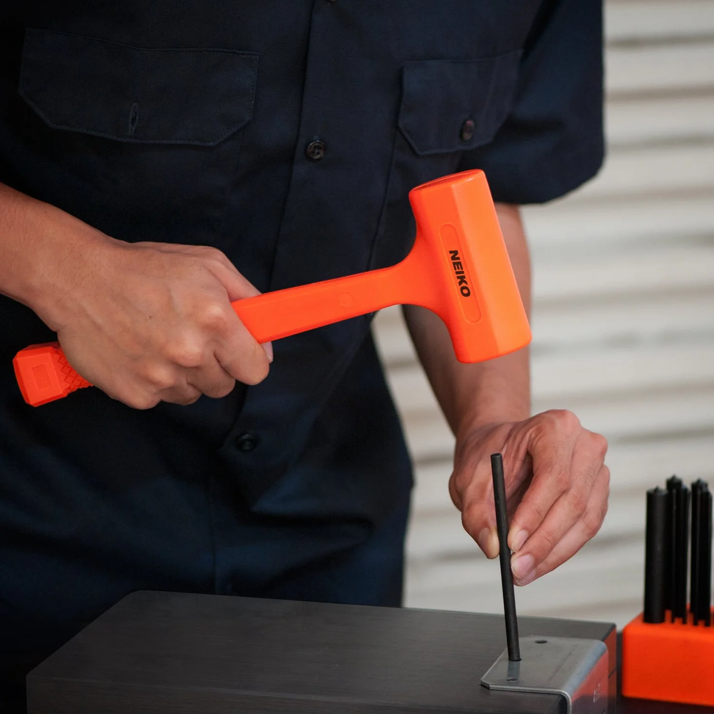 Neiko 02846A - Martillo de soplado muerto de 1 libra, color naranja neón I moldeado unibody | Agarre a cuadros | Resistente a chispas y rebote
